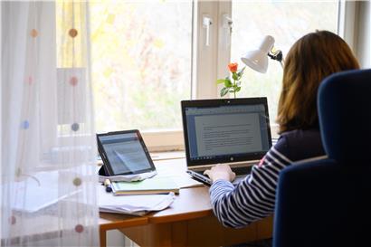 Eine Schülerin sitzt in einem Arbeitszimmer und arbeitet für die Schule. Um die Ausbreitung des Coronavirus zu verlangsamen, sind die Schulen geschlossen. Daher arbeiten Schülerinnen und Schüler mit digitalen Hilfsmitteln nun von zu Hause aus.
