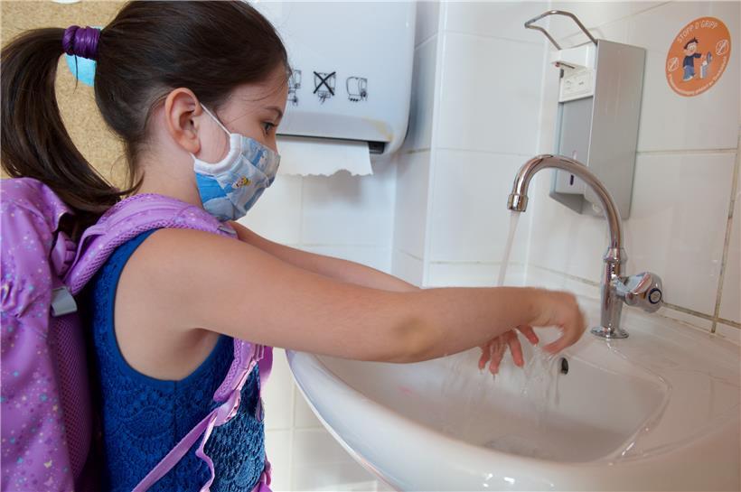 Eine Schülerin wäscht die Hände am Waschbecken und trägt dazu eine Maske. Die Infektionszahlen an Luxemburgs Schulen steigen weiter und folgen dem Trend aus der allgemeinen Bevölkerung.
