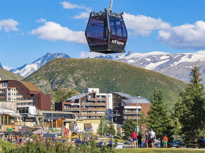 Eine Seilbahn in den französischen Alpen