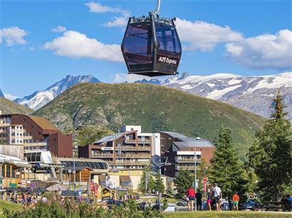 Eine Seilbahn in den französischen Alpen