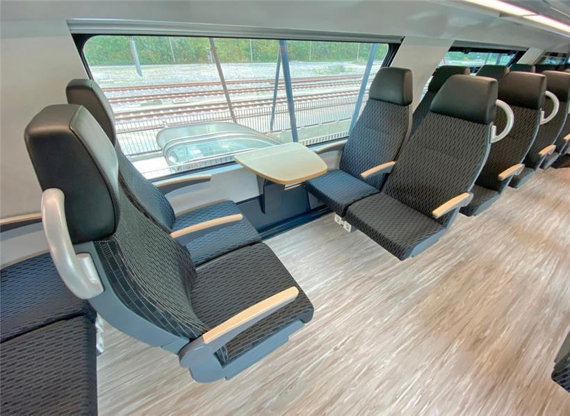 Eine Sitzgruppe in der zweiten Klasse