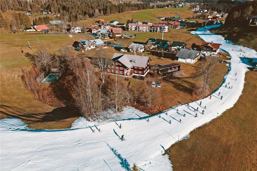 Eine Skipiste in Riezlern im Kleinwalsertal im österreichischen Bundesland Vorarlberg: In den Alpengebieten bleibt der Schnee aus
