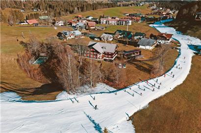 Eine Skipiste in Riezlern im Kleinwalsertal im österreichischen Bundesland Vorarlberg: In den Alpengebieten bleibt der Schnee aus
