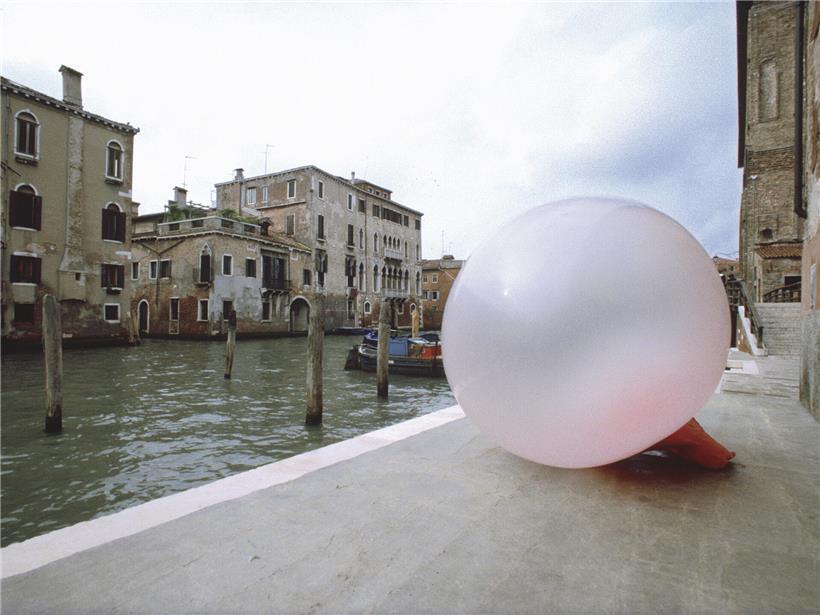 Skulptur aus Deckers „Chewing in Venice“ Serie zeigt detailreiches, künstlerisches Kaugummi-Motiv in Venedig