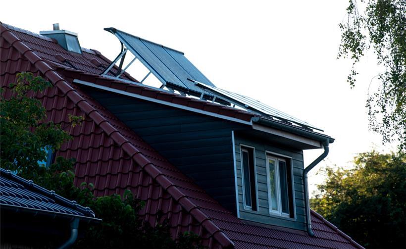Eine Solaranlage steht auf dem Dach eines Wohnhauses
