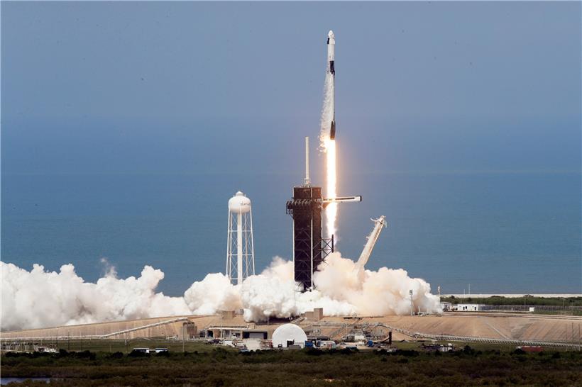 Eine SpaceX «Falcon 9»-Rakete mit den NASA-Astronauten Hurley und Behnken in der Besatzungskapsel der Dragon hebt von der Startrampe 39-A im Kennedy Space Center ab. Nach knapp neunjähriger Pause sind erstmals wieder Astronauten von den USA aus zur Internationalen Raumstation ISS gestartet.
