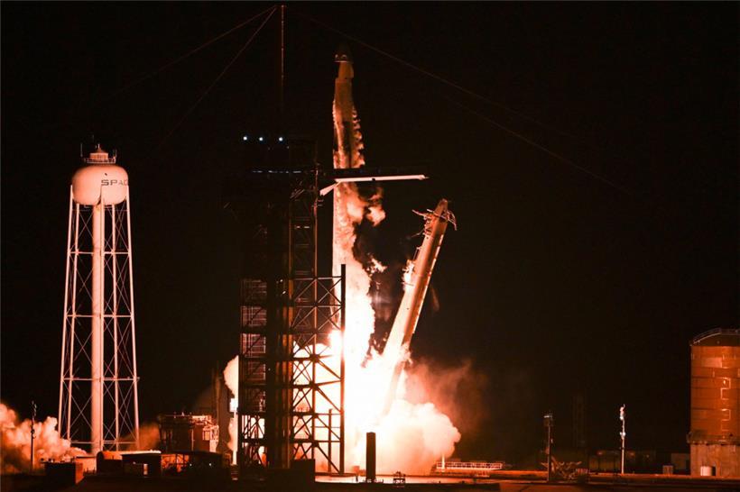 Eine „SpaceX Falcon 9“-Rakete mit der „Crew Dragon Resilience“-Kapsel, die die Besatzung der Polaris Dawn Mission trägt, hebt in Cape Canaveral, Florida, ab
