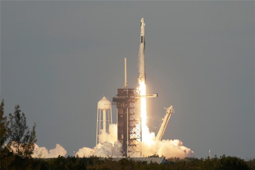 Eine SpaceX Falcon 9-Rakete mit einer vierköpfigen Besatzung an Bord des Crew Dragon-Raumschiffs hebt von der Rampe 39A des Kennedy Space Centers in Cape Canaveral, Florida, zu einer Mission zur Internationalen Raumstation ab
