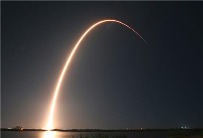 Eine SpaceX-Falcon 9-Rakete schießt am 15. Januar 2025 nach dem Start vom Launch Complex 39A im Kennedy Space Center in Cape Canaveral, Florida, in die Umlaufbahn
