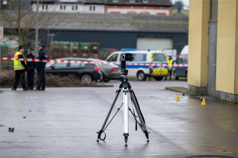 Eine Spezialkamera scannt Bereiche eines Tatorts um die Trierer Diskothek
