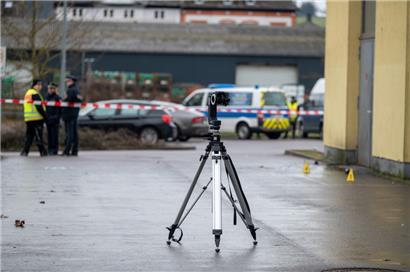 Eine Spezialkamera scannt Bereiche eines Tatorts um die Trierer Diskothek
