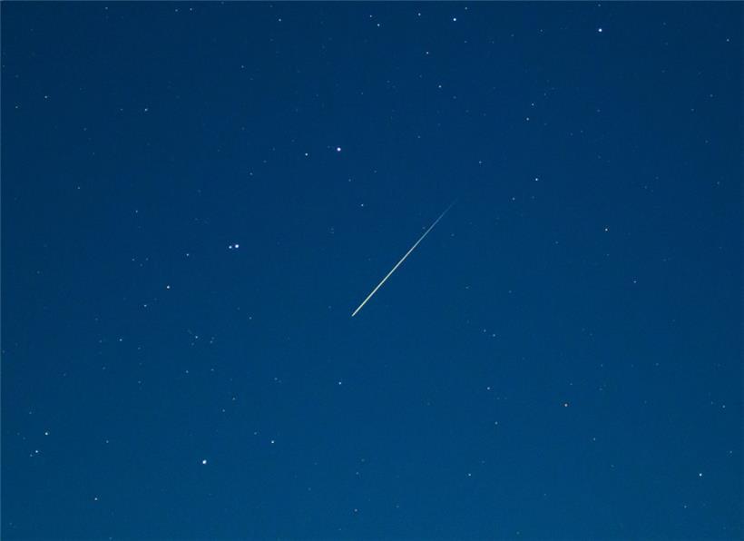 Eine Sternschnuppe leuchtet am Nachthimmel über dem östlichen Brandenburg. In der Nacht vom 13. zum 14. Dezember war der Höhepunkt des Meteorstroms der Geminiden. 
