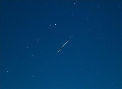Eine Sternschnuppe leuchtet am Nachthimmel über dem östlichen Brandenburg. In der Nacht vom 13. zum 14. Dezember war der Höhepunkt des Meteorstroms der Geminiden. 
