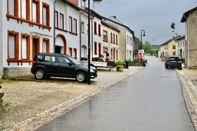 Eine Straße in der Ortschaft Perl-Besch, die direkt an der Mosel liegt