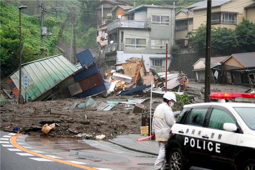 Eine Straße ist nach starkem Regen mit Schlamm, Geröll und Trümmern bedeckt