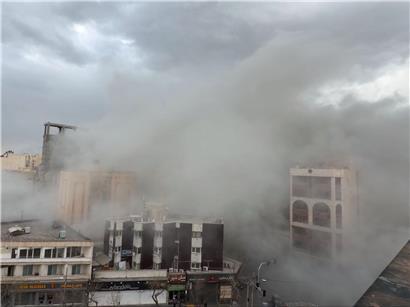 Rauchwolken nach Explosion auf belebter Straße in Teheran, Iran, mit zerstörten Fahrzeugen und beschädigten Gebäuden