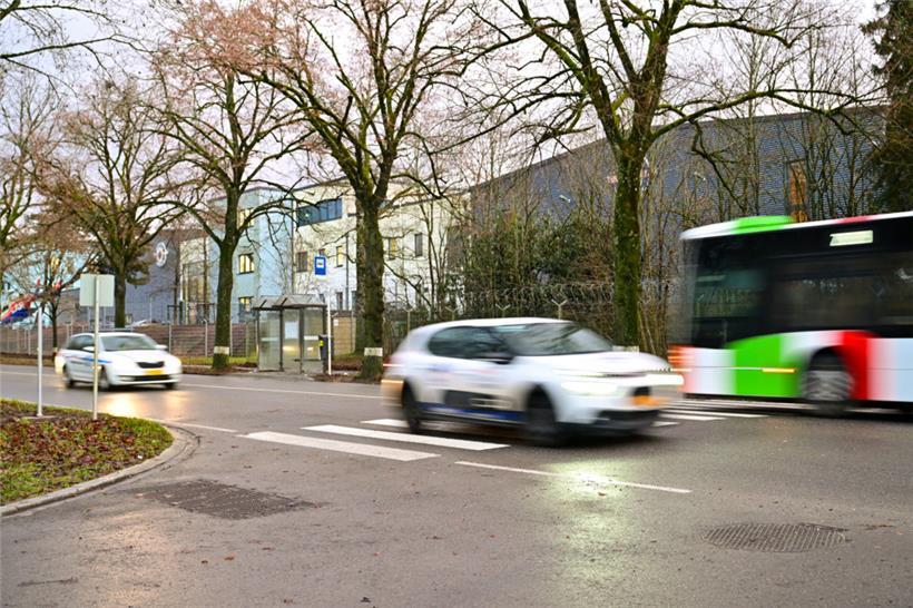 Eine Straßenampel, Schikanen oder Ähnliches gibt es an dem Ort nicht, an dem es ...