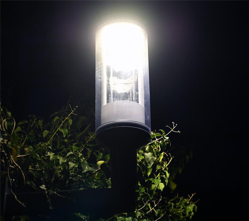 Eine Straßenlaterne spendet Licht – das ist ihr Job. Nur nicht am 20. März in Esch.
