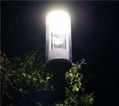 Eine Straßenlaterne spendet Licht – das ist ihr Job. Nur nicht am 20. März in Esch.
