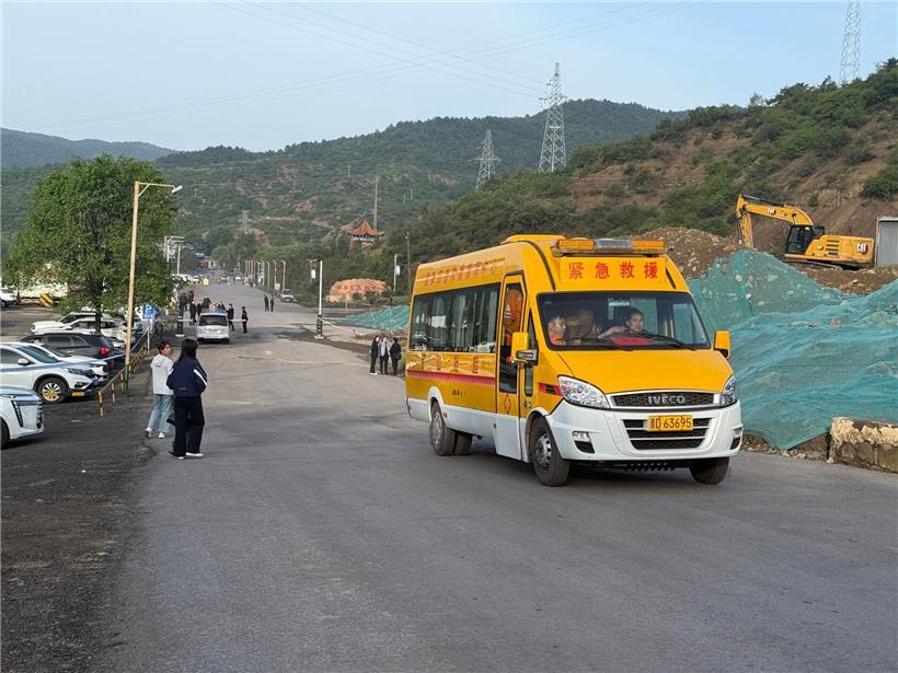 Straßenszene an der Rettungsstelle der Liushenyu-Kohlemine im Kreis Qinyuan, Changzhi, Shanxi, China, bei Bergbau-Notfall