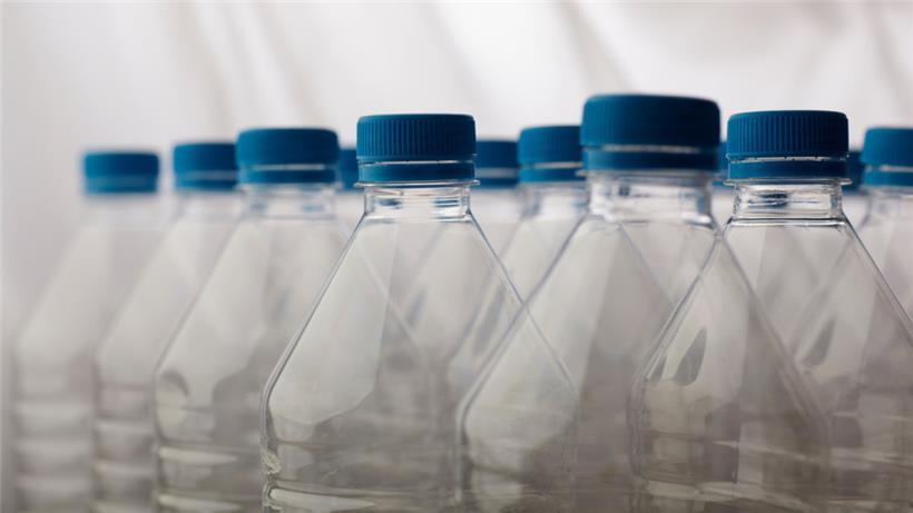 Eine Studie aus Frankreich zeigt überraschend, dass in Glasflaschen mehr Mikroplastik steckt als in Plastikflaschen oder Dosen 
