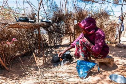 Eine Sudanesin in einem Flüchtlingslager: Lebensmittel und sauberes Wasser sind für Millionen Menschen auf der Welt keine Selbstverständlichkeit
