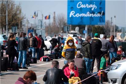 Eine Szene von vergangener Woche: Rumänische Erntehelfer warten am Flughafen von Cluj, um nach Deutschland in den Ernteeinsatz geflogen zu werden
