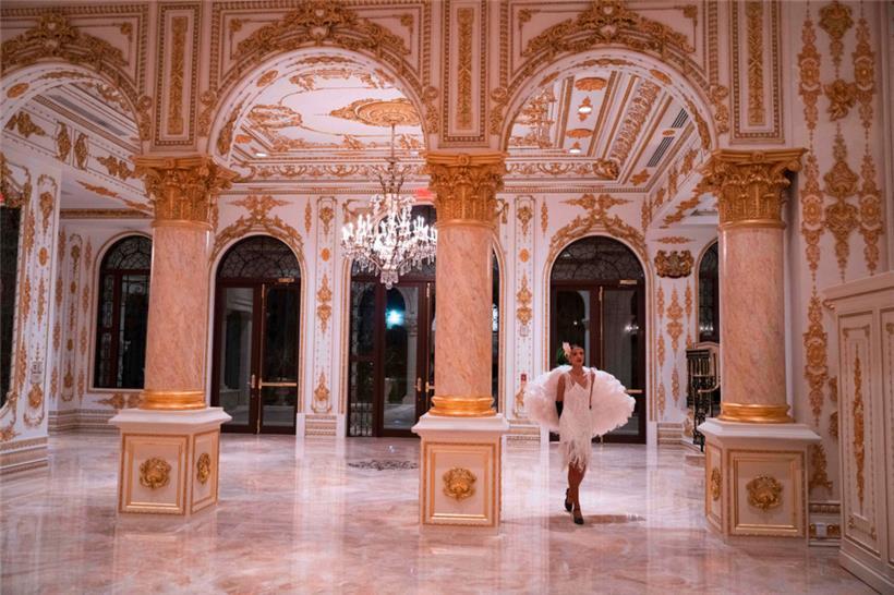 Eine Tänzerin auf der Halloween-Party des US-Präsidenten Donald Trump in Mar-a-Lago
