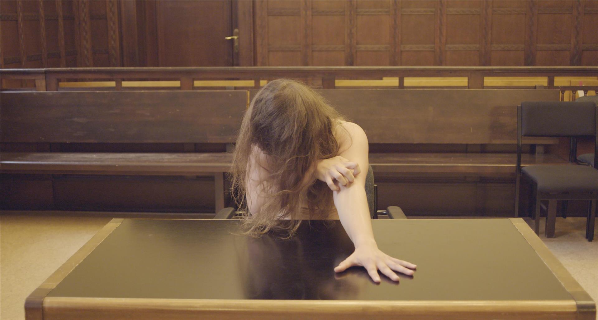 Thea tanzt ausdrucksstark in „Despite the Scars“, einer Performance zur Selbstakzeptanz und Körpergeschichte.