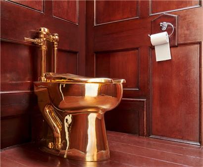 Eine Toilettenskulptur aus 18-karätigem Massivgold des italienischen Künstlers Maurizio Cattelan im Wert von angeblich 4,8 Millionen Pfund (etwa 5,64 Millionen Euro) wurde im September 2019 aus dem Schloss gestohlen, während sie in einer Kunstausstellung zu sehen war

