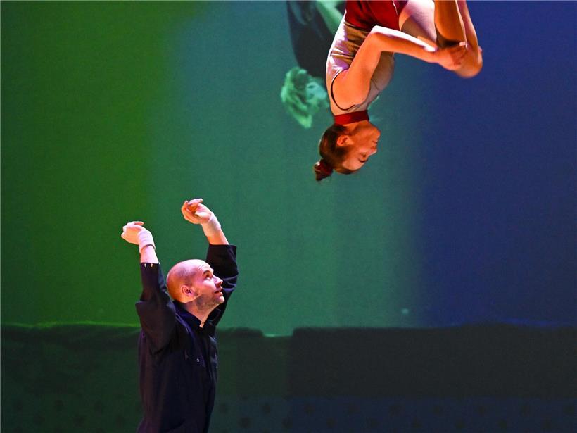 Begeisterte Zuschauer bei beeindruckender Trampolinvorstellung mit Akrobatik und Sprüngen auf Outdoor-Trampolin