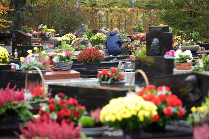 Eine Trauernde auf dem Friedhof in Merl
