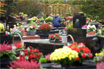 Eine Trauernde auf dem Friedhof in Merl
