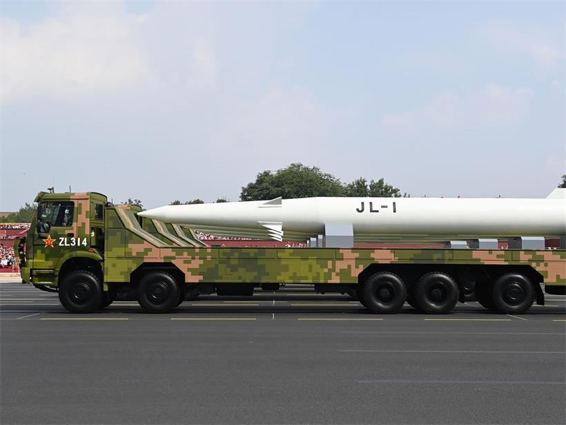 U-Boot-gestützte ballistische Rakete JL-1 (CSS-N-3) mit sichtbarer Aufschrift auf Raketenhülle