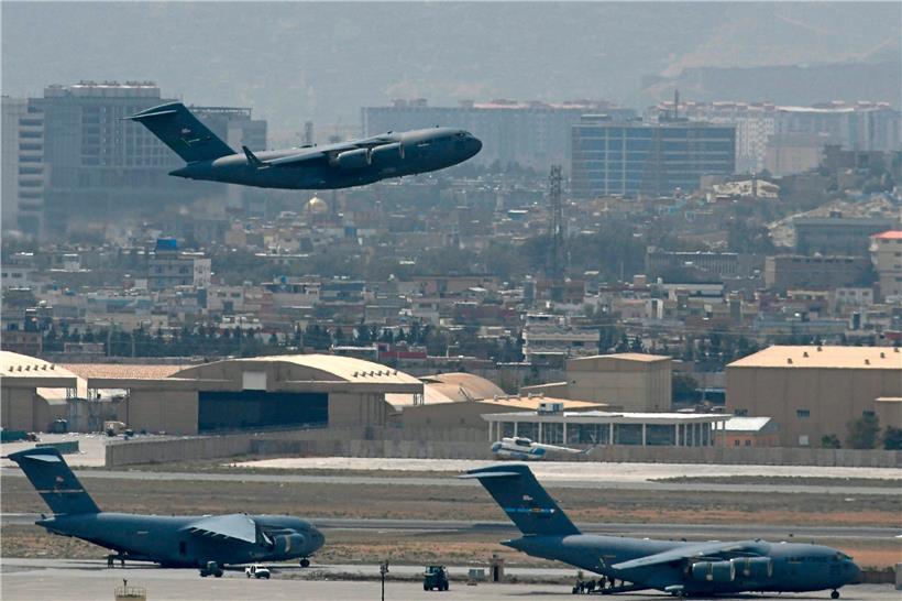 Eine US-Maschine hebt in Kabul ab: Noch fliegen sie, aber wie es weitergeht, ist unklar
