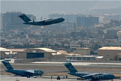 Eine US-Maschine hebt in Kabul ab: Noch fliegen sie, aber wie es weitergeht, ist unklar
