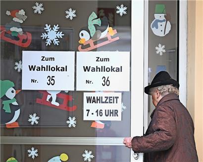 Eine Wählerin trifft zur Stimmabgabe für die Landtagswahl in Niederösterreich an einem Wahllokal ein: Rund ein Viertel des Wahlvolks hält dort die Rechtspopulisten für wählbar
