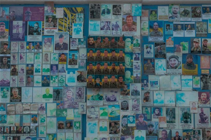 Eine Wand in der ukrainischen Hauptstadt Kiew erinnert an die im Krieg gefallenen Soldaten
