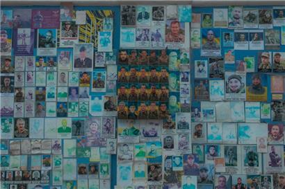 Eine Wand in der ukrainischen Hauptstadt Kiew erinnert an die im Krieg gefallenen Soldaten
