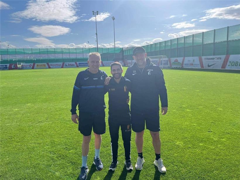 Eine Woche im Schwarzwald: Dan Santos umgeben von Freiburg-Trainer Christian Streich (l.) und dessen Assistenten Lars Voßler
