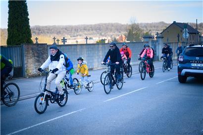 Eine Woche nach der fünften Auflage der „Vélorution“ in Esch (hier auf dem Weg zum Rathaus in Audun-le-Tiche) steht heute Düdelingen im Mittelpunkt der Radfahrer 
