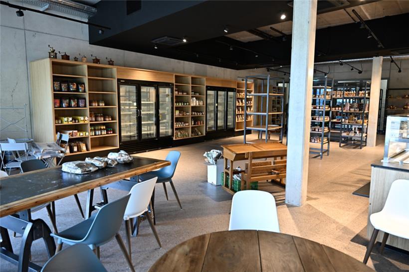 Eine Woche vor der Ladeneröffnung waren die Regale noch nicht alle gefüllt. Das ...