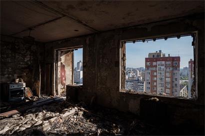 Eine Wohnung ist nach einem russischen Drohnenangriff in Kiew vollständig ausgebrannt