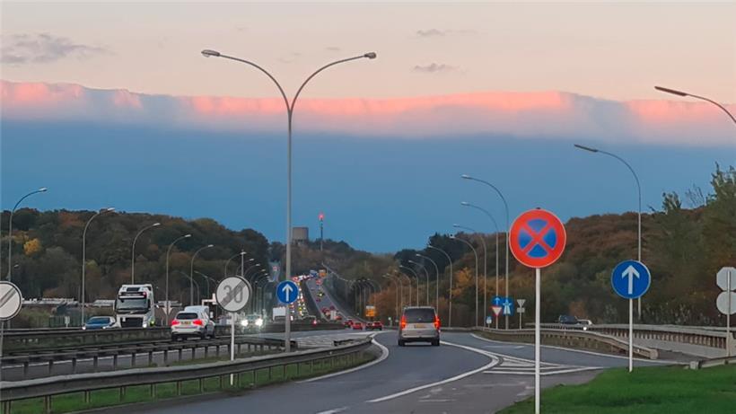 Eine abrupte Wolkengrenze bot am Freitagabend ein spektakuläres Schauspiel
