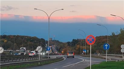 Eine abrupte Wolkengrenze bot am Freitagabend ein spektakuläres Schauspiel
