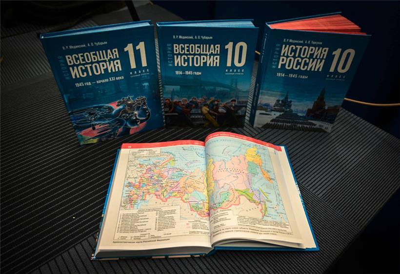 Eine administrative Karte Russlands auf den Seiten des neuen Schulbuchs über allgemeine Weltgeschichte und russische Geschichte – erwähnt werden auch die laufenden Militäraktionen des Landes in der Ukraine und die Annexion der Krim im Jahr 2014
