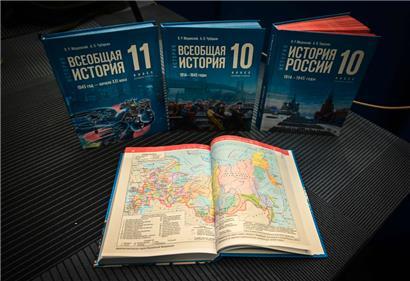 Eine administrative Karte Russlands auf den Seiten des neuen Schulbuchs über allgemeine Weltgeschichte und russische Geschichte – erwähnt werden auch die laufenden Militäraktionen des Landes in der Ukraine und die Annexion der Krim im Jahr 2014
