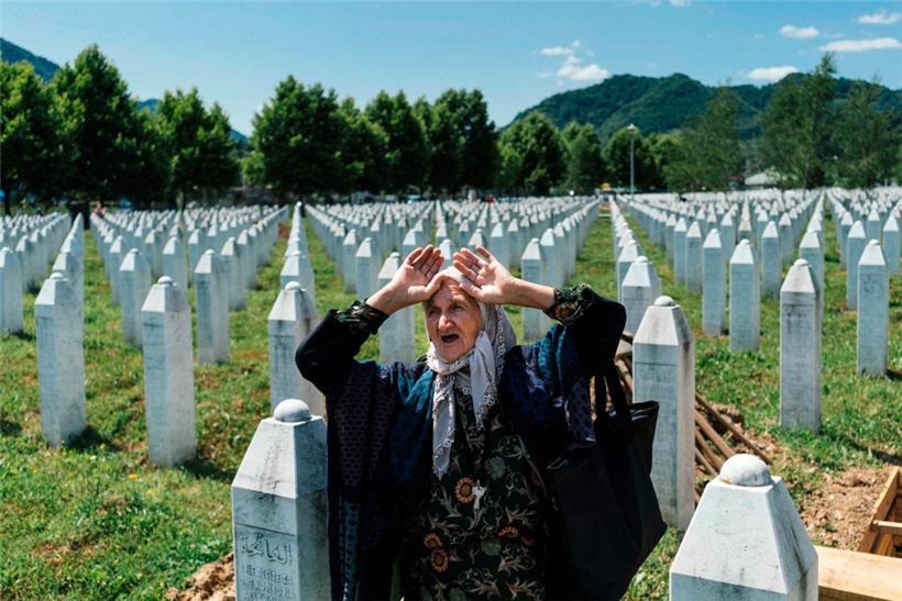 Eine ältere Frau steht in der Srebrenica-Gedenkstätte in Potocari: Das Massaker von Srebrenica, an das am 11. Juli zum 30. Jahrestag erinnert wird, belastet weiterhin die Beziehungen der Länder in der Region
