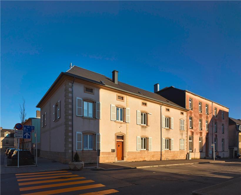 Eine aktuelle Ansicht des Pfarrhauses (1847/48, 12, rue de l’église) und der angrenzenden Mädchenschule (1853/1854-1868, 10, rue de l’église)
