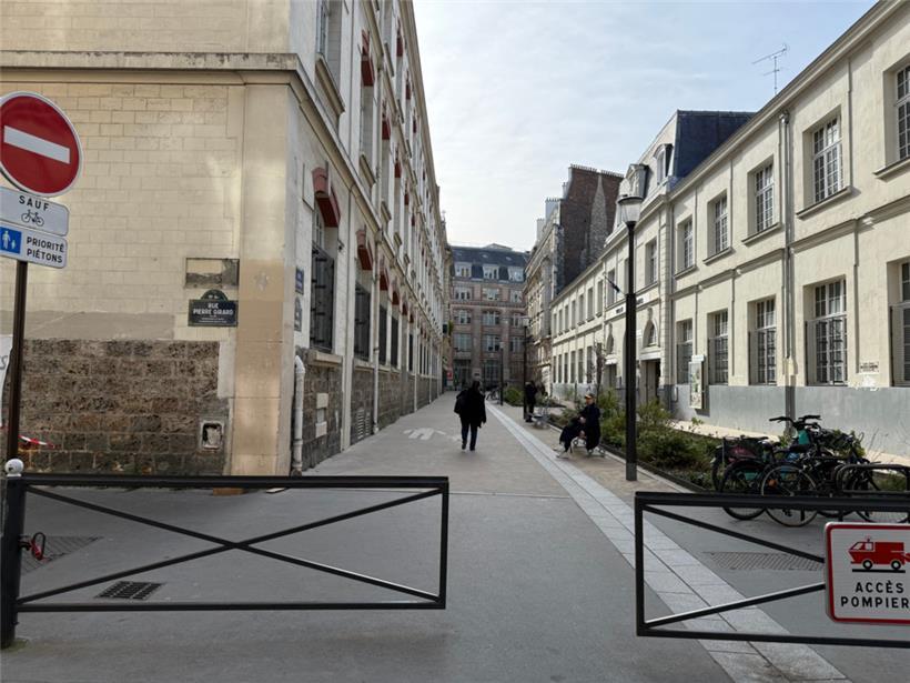 Eine autofreie Straße im nördlichen Paris
